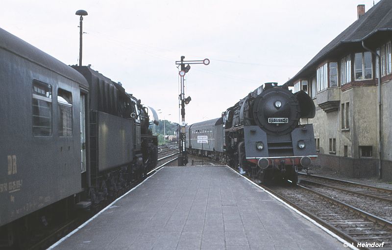 01 0517 hat wiederum Einfahrt in Schwerin. 13.06.1976