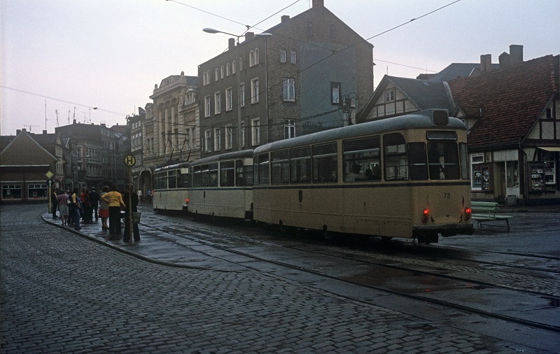 50 4020 stellt den Sonderzug nach Lübz bereit. 13.06.1976