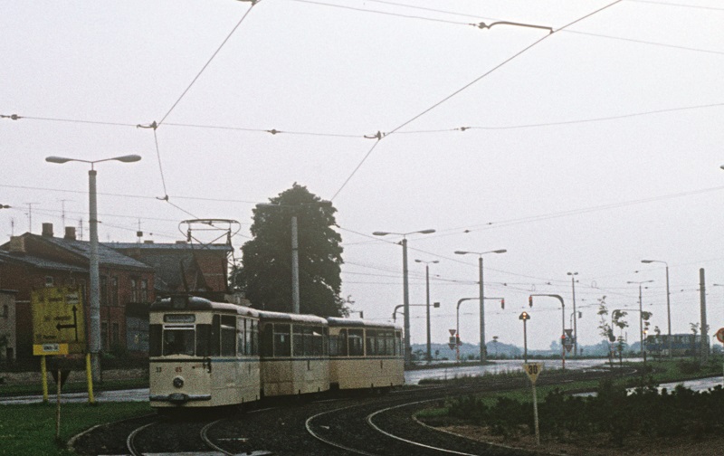 01 0517 des Bw Wittenberge fährt mit ihrem D-Zug in Schwerin ein. 13.06.1976