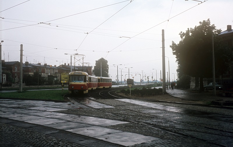01 0517 des Bw Wittenberge hat einen neuen Zug am Bahnsteig 2 bespannt. 13.06.1976