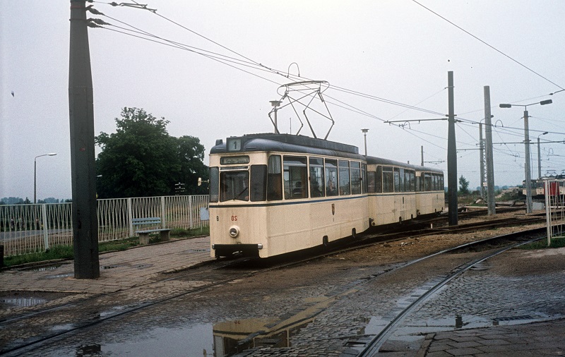 01 0517 des Bw Wittenberge fährt mit ihrem D-Zug in Schwerin ein. 13.06.1976