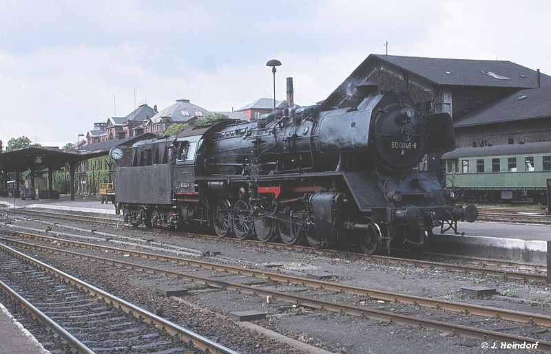 50 0046 hat ihren Zug nach Schwerin gebracht und fährt nun ins Bw. 13.06.1976