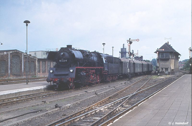 50 4020 stellt den Sonderzug nach Lübz bereit. 13.06.1976