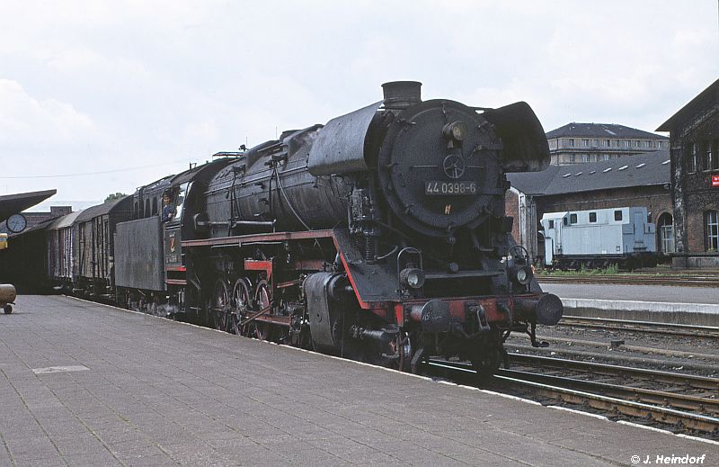 44 0398 macht mit ihrem Güterzug Zwischenstop am Bahnsteig 2. 13.06.1976