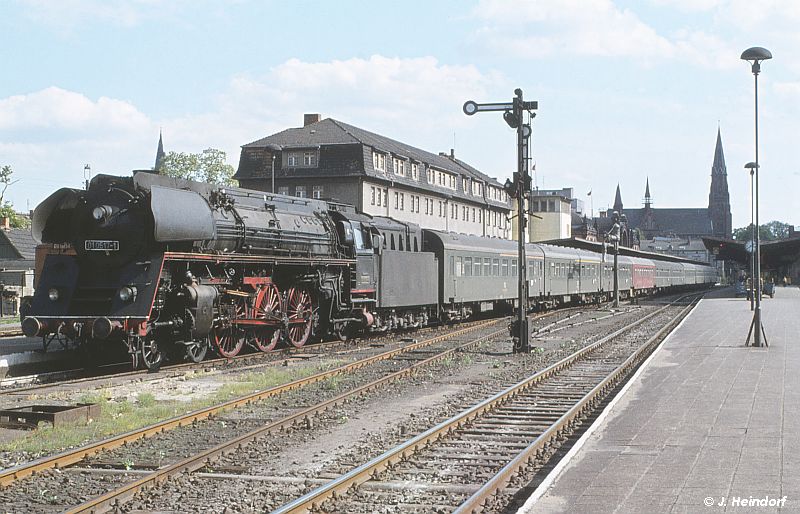 01 0517 des Bw Wittenberge ist mit ihrem D-Zug in Schwerin angekommen. 13.06.1976