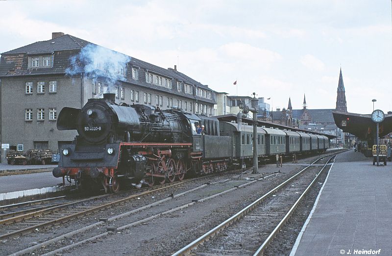 50 4020 ist mit ihrem Sonderzug aus Lübz zurück. 13.06.1976